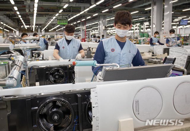 광주시 광산구 하남산단 6번로에 위치한 삼성전자 광주사업장에서 직원들이 ‘무풍에어컨’을 생산하고 있다. (사진=삼성전자 제공) 2020.06.02.  photo@newsis.com