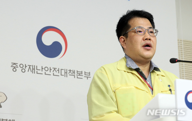 [세종=뉴시스]강종민 기자 = 손영래 중앙사고수습본부 전략기획반장이 2일 오전 정부세종청사에서 신종 코로나바이러스 감염증(코로나19) 대응 현황을 브리핑 하고 있다. 2020.06.02. ppkjm@newsis.com