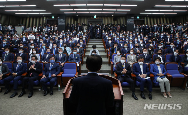 [서울=뉴시스] 장세영 기자 = 이해찬 더불어민주당 대표가 2일 서울 여의도 국회에서 열린 더불어민주당 의원총회에 참석해 인사말을 하고 있다. 2020.06.02. photothink@newsis.com