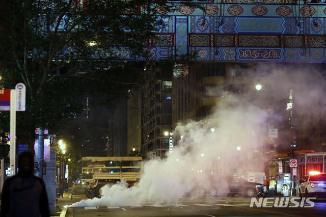 [워싱턴=AP/뉴시스]1일(현지시간) 미국 워싱턴 백악관 근처에서 시위가 계속되자 경찰이 최루탄을 발사한 모습. 백인 경찰의 가혹행위로 흑인 조지 플로이드가 사망한 사건을 규탄하는 시위는 지난달 26일 시작했다. 2020.06.02. 
