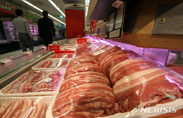 [서울=뉴시스] 조수정 기자 = 서울시내 한 마트를 찾은 고객들이 식료품을 고르고 있다. 2020.06.02. chocrystal@newsis.com