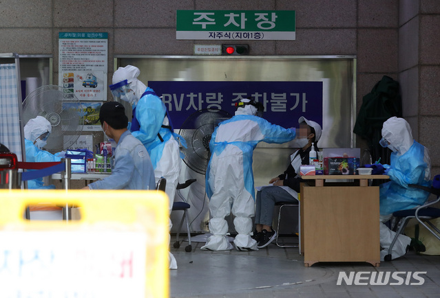 [서울=뉴시스]전신 기자 = 2일 서울 성북구 보건소 선별진료소에서 시민들이 신종 코로나바이러스(코로나19) 검사를 받고 있다. 이날 성북구에 위치한 돈암초등학교 야간 당직자가 신종 코로나바이러스 감염증(코로나19) 확진 판정을 받으면서 학교와 병설유치원의 등교와 등원이 중단됐다. 2020.06.02. photo1006@newsis.com