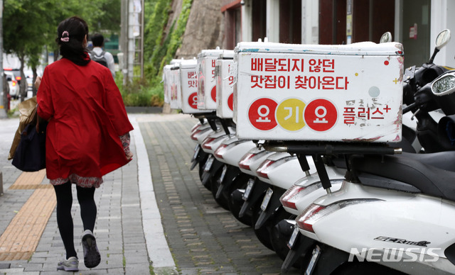 [서울=뉴시스] 고범준 기자 = 서울의 한 요기요플러스 매장 앞에 배달 오토바이가 주차돼 있다. bjko@newsis.com