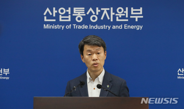 [세종=뉴시스]강종민 기자 = 나승식 산업통상자원부 무역투자실장이 2일 오후 정부세종청사에서 그동안 잠정 정지했던 일본의 수출규제 조치에 대한 세계무역기구(WTO) 분쟁해결 절차를 재개한다고 밝히고 있다. 2020.06.02. ppkjm@newsis.com
