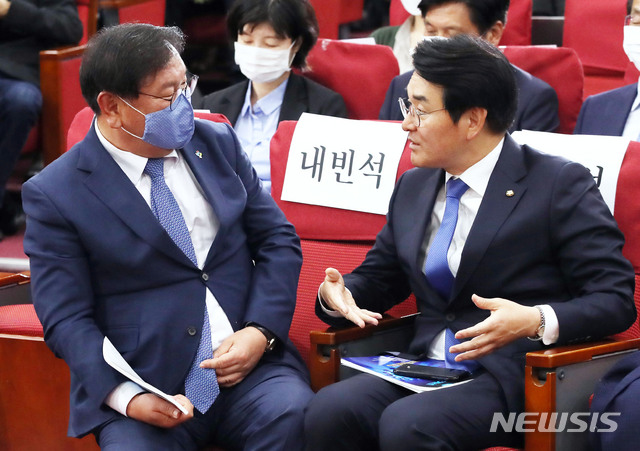 [서울=뉴시스] 김진아 기자 = 더불어민주당 김태년 원내대표, 박용진 의원이 2일 서울 여의도 국회 의원회관에서 열린 기업지배구조개선 토론회 ‘박용진 의원 발의예정 상법 개정안을 중심으로’에서 대화를 하고 있다. 2020.06.02. bluesoda@newsis.com