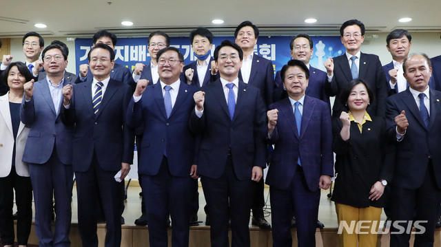 [서울=뉴시스] 김진아 기자 = 더불어민주당 김태년 원내대표, 박용진 의원을 비롯한 참석자들이 2일 서울 여의도 국회 의원회관에서 열린 기업지배구조개선 토론회 ‘박용진 의원 발의예정 상법 개정안을 중심으로’에서 기념촬영을 하고 있다. 2020.06.02. bluesoda@newsis.com