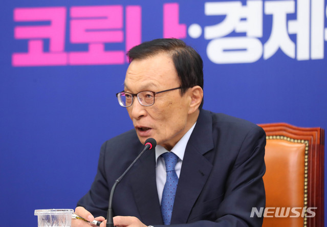 [서울=뉴시스] 장세영 기자 = 이해찬 더불어민주당 대표가 2일 서울 여의도 국회에서 열린 더불어민주당 제13차 정례 기자간담회에 참석해 취재진의 질문에 답하고 있다. 2020.06.02.&nbsp; photothink@newsis.com