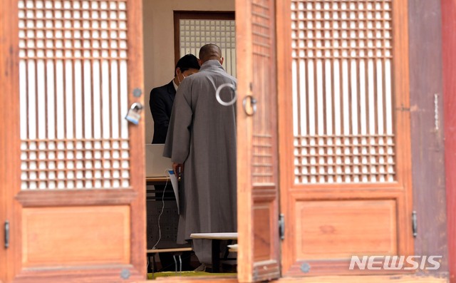 [서울=뉴시스]김병문 기자 = 지난 2일 오후 서울 광진구 영화사에서 열린 나눔의 집 이사회를 마친 후 참석자들이 얘기를 나누고 있다. 2020.06.02. photo@newsis.com