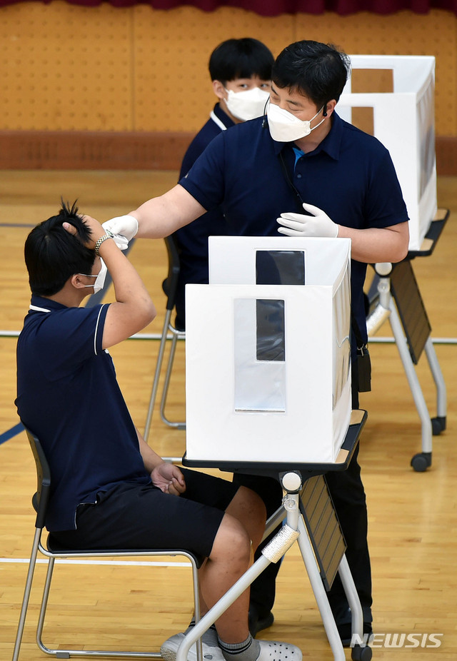 [대구=뉴시스] 이무열 기자 = 대구시교육청이 2일 오후 대구 남구 대명동 경상중학교에서 학교 현장과 교육청, 보건소 및 119구급대 등 '코로나19 대응 관계기관 합동 모의훈련'을 하고 있다. 이번 모의훈련은 오는 8일부터 전체 학생 등교수업을 앞두고 학교에서 확진자가 발생할 경우 신속하고 효율적인 유관기관 간의 공동대응 방안을 마련하고, 교육현장에 적용 가능한 실제적인 공동대응 모델을 구축해 시행하기 위해 마련됐다. 2020.06.02.lmy@newsis.com