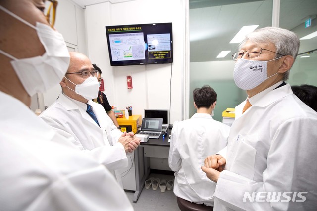[서울=뉴시스]최기영 과학기술정보통신부 장관이 2일 오후 대전광역시 유성구 한국생명공학연구원을 방문해 김기범 플렉센스 대표이사로부터 '진단용 항원 및 항체 진단키트' 관련 설명을 듣고 있다. (사진=과학기술정보통신부 제공) 2020.06.02. photo@newsis.com