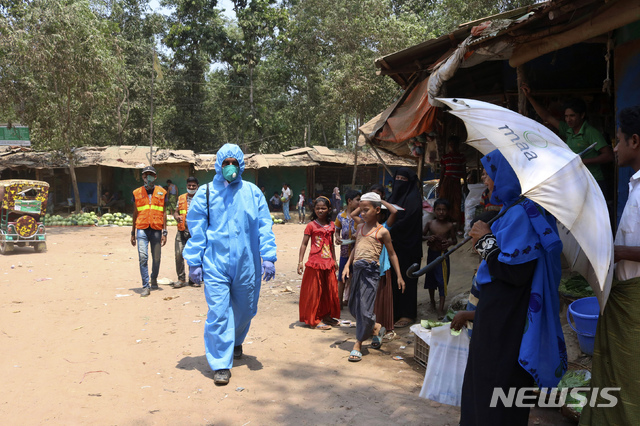 [콕스바자르=AP/뉴시스] 4월15일 콕스 바자르의 로힝야 난민촌에서 보호복을 입은 구호단체 의료 종사자가 일하는 모습. 2020.06.02.