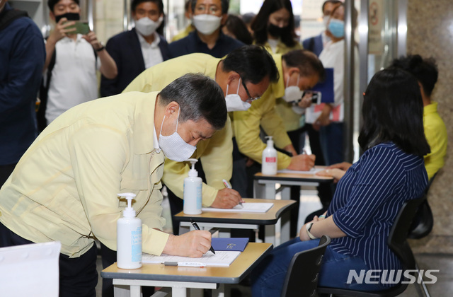 [서울=뉴시스] 이영환 기자 = 박백범 교육부 차관이 서울 강남구 학원 밀집지역 특별점검을 위해 2일 오후 강남구의 한 학원을 방문해 점검에 앞서 출입체크를 하고 있다. 2020.06.02. photo@newsis.com