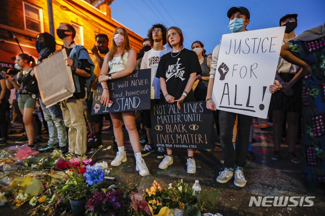 [미니애폴리스=AP/뉴시스]1일(현지시간) 미국 미네소타주 미니애폴리스에서 조지 플로이드 추모 현장에 시위대가 모인 모습. 미국에서 백인 경찰의 가혹행위로 흑인 플로이드가 사망한 사건을 규탄하는 시위가 8일째에 접어들었다. 2020.06.02.