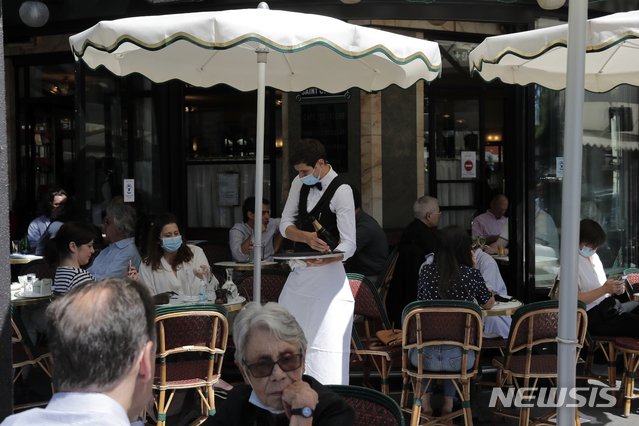[파리=AP/뉴시스]2일(현지시간) 프랑스 파리 한 카페의 야외 좌석에 사람들이 앉아 있다. 프랑스 정부는 이날 신종 코로나 바이러스 감염증(코로나19) 봉쇄의 2단계 해제를 시작했다. 2020.06.03.