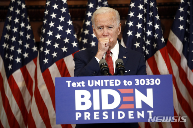 [필라델피아=AP/뉴시스]미국 민주당의 사실상 최종 대선 후보인 조 바이든 전 부통령이 2일(현지시간) 펜실베이니아 주 필라델피아에서 연설하고 있다. 2020.6.3.