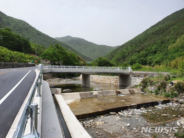 [산청=뉴시스] 산청 단성면 백운교 재가설.