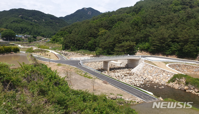 [산청=뉴시스] 산청군 신등면 손항교 재가설.