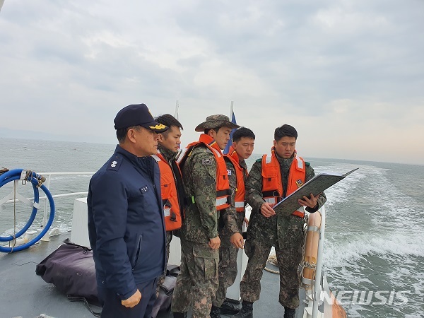 [홍성=뉴시스]충남 보령해양경찰서와 육군 8361부대가 합동 해상순찰을 펴고 있다. 