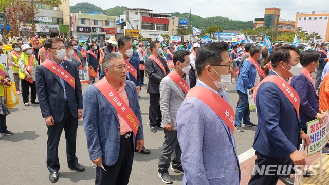  [의성=뉴시스] 김진호 기자 = 의성군의회 의원들이 집회에 참여해 대구 통합신공항의 조속한 추진을 촉구하고 있다. 2020.06.03kjh9326@newsis.com