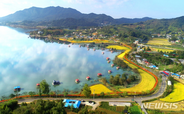 [예산=뉴시스]충남 예산군 예당호 느린호수길 전경. 