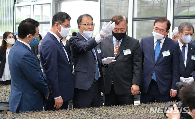 [대전=뉴시스] 박종호 산림청장이 남북산림협력센터에 조성된 스마트양묘장을 참석자들에게 소개하고 있다.