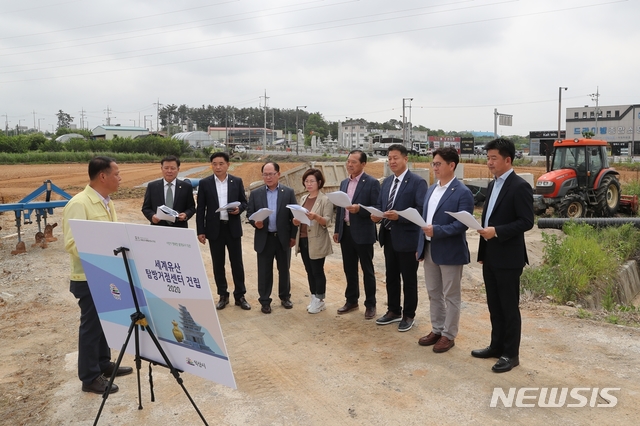 [익산=뉴시스] 강명수 기자 =전북 익산시의회는 기획행정위원회 위원들이 3일 왕궁리 탑리마을 주거경관개선사업 대상지와 금마면 세계유산탐방거점센터 건립지 현장, 함라면 장점마을 친환경조성 현장을 찾아 사업 추진 현황을 점검하고 있다. (사진 =익산시의회 제공) 2020.06.03.photo@newsis.com