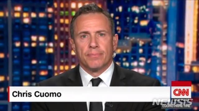 [서울=뉴시스] CNN의 크리스 쿠오모(50) 앵커는 2일(현지시간) "시위가 예의바르고 평화적일 필요는 없다"고 발언해 비난을 샀다. 사진은 이날 '쿠오모의 프라임 타임'을 진행하는 쿠오모 앵커의 모습. (사진=CNN 캡처) 2020.6.3.