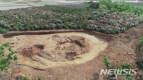 [서울=뉴시스]'유사 돌무지덧널무덤' 양식으로 추정되는 고분(사진=문화재청 제공)2020.06.03 photo@newsis.com