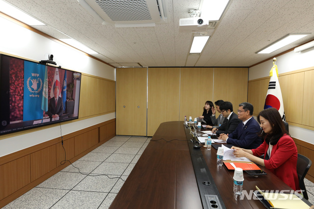 [서울=뉴시스] 통일부는 3일 김연철 장관이 데이비드 비즐리 세계식량계획(WFP) 사무총장과 화상 면담을 가졌다고 밝혔다. 2020.06.03. (사진=통일부 제공) photo@newsis.com