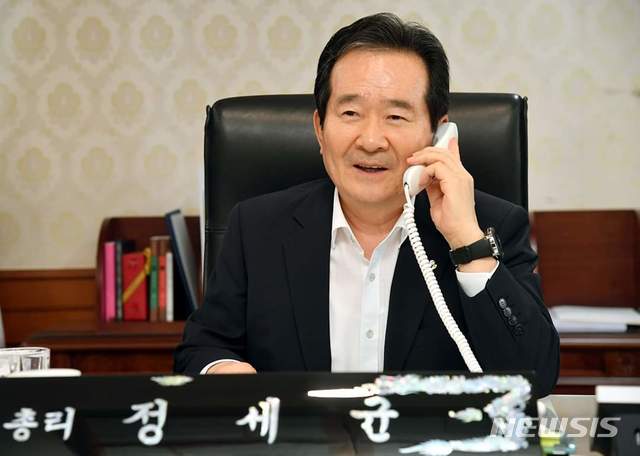 [서울=뉴시스] 정세균 국무총리가 3일 오후 미하일 미슈스틴 러시아 총리와 전화 통화를 하고 있는 모습. 2020.06.03. (사진=국무총리실 제공) photo@newsis.com