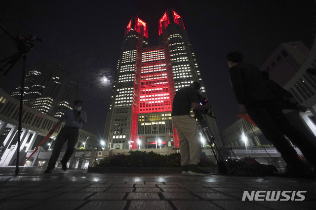 [도쿄=AP/뉴시스]일본 수도 도쿄에서 지난 2일 신종 코로나바이러스 감염증(코로나19) 신규 확진자가 34명으로 급증하자 도쿄도가 자체적 경고 조치인 '도쿄 얼러트(alert·경고)'를 발동했다. 이와 함께 도쿄도청과 레인보우 브릿지에는 조명이 경고의 의미로 켜졌다. 2020.06.03.