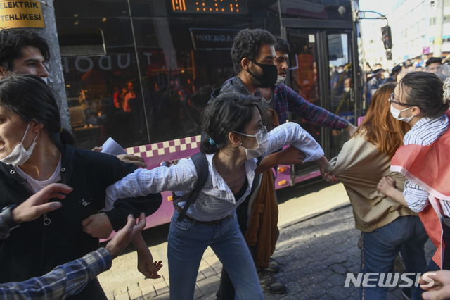 [이스탄불=AP/뉴시스]미국 백인 경찰에 의해 숨진 흑인 남성 '조지 플로이드' 사건의 분노가 전 세계로 퍼지는 가운데 2일(현지시간) 터키 이스탄불에서도 플로이드 시위가 이어져 시위대가 인간띠를 형성하고 있다. 2020.06.03.