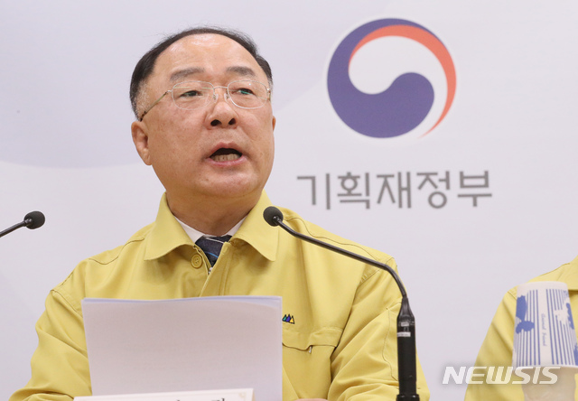 [세종=뉴시스]강종민 기자 = 홍남기 경제부총리 겸 기획재정부 장관이 지난달 29일 정부세종청사에서 경제위기 조기극복과 포스트 코로나 시대 대비를 위한 제3회 추가경정예산안을 발표하고 있다. 35.3조원 규모의 이번 추경에는 한국판 뉴딜 5.1조원, K-방역 및 재난대응에 2.5조원 등이 책정됐다. 2020.06.03.&nbsp; ppkjm@newsis.com