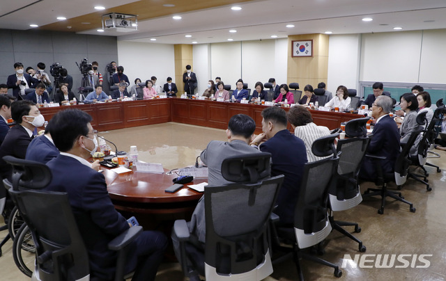 [서울=뉴시스] 최동준 기자 = 김종인 미래통합당 비상대책위원장이 3일 오전 서울 여의도 국회의원회관에서 열린 미래통합당 초선 의원 공부 모임에 참석해 강의 전 발언하고 있다. 2020.06.03.  photocdj@newsis.com