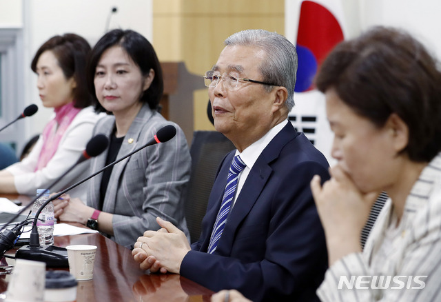 [서울=뉴시스] 최동준 기자 = 김종인 미래통합당 비상대책위원장이 3일 오전 서울 여의도 국회의원회관에서 열린 미래통합당 초선 의원 공부 모임에 참석해 강의 전 발언하고 있다. 2020.06.03.  photocdj@newsis.com