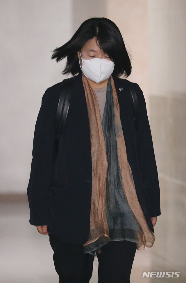 [서울=뉴시스] 김진아 기자 = 윤미향 더불어민주당 의원이 3일 서울 여의도 국회 의원회관 의원실로 출근하고 있다. 2020.06.03. bluesoda@newsis.com