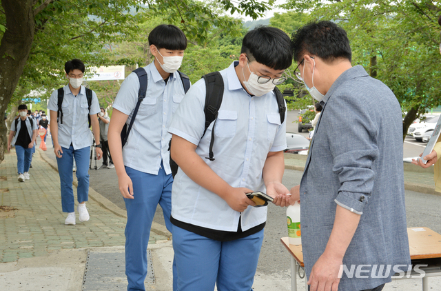 [울산=뉴시스] 배병수 기자 = 초중고 학생들의 3차 등교가 시작된 3일 울산 중구 중앙고등학교에서 학생들이 손 소독을 하며 등교하고 있다. 2020.06.03. bbs@newsis.com