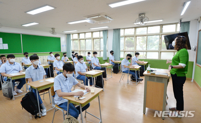 [울산=뉴시스] 배병수 기자 = 초중고 학생들의 3차 등교가 시작된 3일 울산 중구 중앙고등학교 1학년 학생들이 교사와 첫 인사를 나누고 있다. 2020.06.03. bbs@newsis.com