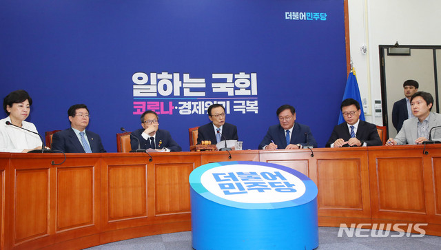 [서울=뉴시스] 장세영 기자 = 이해찬 더불어민주당 대표가 3일 서울 여의도 국회에서 열린 더불어민주당 최고위원회의에 참석해 현안관련 발언을 하고 있다. 2020.06.03. photothink@newsis.com