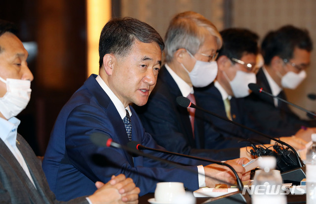 [서울=뉴시스]홍효식 기자 = 코로나19 치료제·백신개발 범정부 지원단 공동단장인 박능후 보건복지부 장관이 3일 오전 서울 중구 웨스틴조선호텔에서 열린 '코로나19 치료제·백신개발 범정부 지원단 제3차 회의'에서 발언하고 있다. 2020.06.03. yesphoto@newsis.com