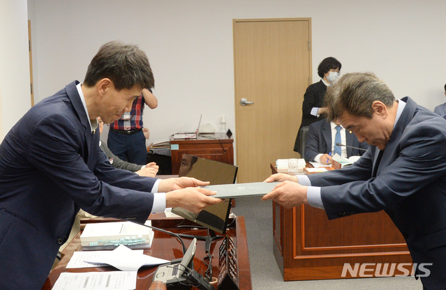 [전주=뉴시스] 김얼 기자 = 전라북도 문화관광재단 대표이사 이기전(오른쪽) 임용 후보자의 인사청문회가 열린 3일 전북 전주시 전북도의회 운영위원회 회의실에서 이기전 후보자가 선서문을 전달하고 있다. 2020.06.03.pmkeul@newsis.com