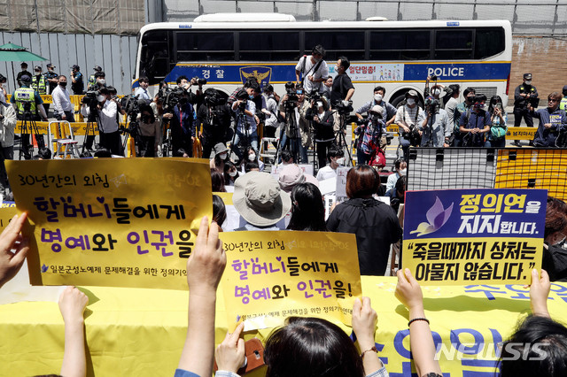 [서울=뉴시스]김병문 기자 = 3일 오전 서울 종로구 중학동 옛 주한일본대사관 앞 평화의 소녀상에서 1442차 일본군 위안부 문제 해결을 위한 정기 수요시위가 열리고 있다. 2020.06.03. dadazon@newsis.com