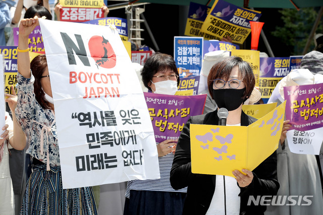 [서울=뉴시스]김병문 기자 = 이나영 정의기억연대 이사장이 3일 오전 서울 종로구 중학동 옛 주한일본대사관 앞 평화의 소녀상에서 열린 1442차 일본군 위안부 문제 해결을 위한 정기 수요시위에 참석해 발언하고 있다. 2020.06.03. dadazon@newsis.com