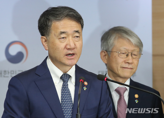 [서울=뉴시스]김명원 기자 = 박능후 보건복지부 장관과 최기영 과학기술정보통신부 장관이 3일 서울 종로구 정부서울청사 합동브리핑룸에서 코로나19 치료제-백신 개발 지원대책 브리핑을 하고 있다. 2020.06.03. kmx1105@newsis.com