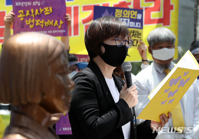 [서울=뉴시스]홍효식 기자 = 이나영 정의기억연대 이사장이 지난 3일 오후 서울 종로구 옛 일본대사관 앞에서 열린 '제1442차 일본군 성노예제 문제해결을 위한 정기 수요시위'에서 발언하고 있다. 2020.06.03. yesphoto@newsis.com