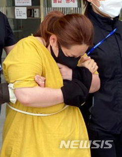 [천안=뉴시스]이종익 기자 = 의붓아들을 여행용 가방에 가둬 의식불명 상태에 빠트린 혐의로 긴급체포 된 40대 여성이 3일 오후 영장실질심사를 받기 위해 대전지원 천안지원으로 향하고 있다. 2020.06.03. 007news@newsis.com