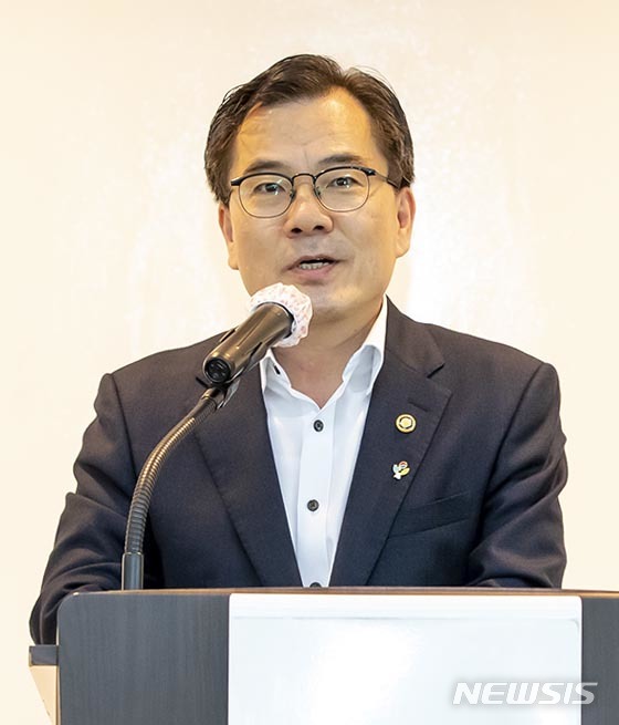 [서울=뉴시스] 홍정기 환경부 차관이 지난 3일 오후 서울 관악구 서울대학교 환경대학원에서 열린 '서울대학교 그린리더십 10주년 행사'에 참석해 발언하고 있다. (사진=환경부 제공) 2020.06.03. photo@newsis.com