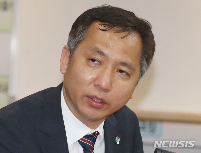 [서울=뉴시스]김명원 기자 = 박복영 신남방정책특위 위원장이 3일 서울 종로구 외교부 종합상황실에서 열린 아세안 공관장 화상회의에 참석해 인사말을 하고 있다. 2020.06.03.&nbsp; kmx1105@newsis.com