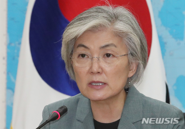 [서울=뉴시스]김명원 기자 = 강경화 외교부장관이 3일 서울 종로구 외교부 종합상황실에서 아세안 공관장 화상회의에서 발언하고 있다. 2020.06.03.&nbsp; kmx1105@newsis.com