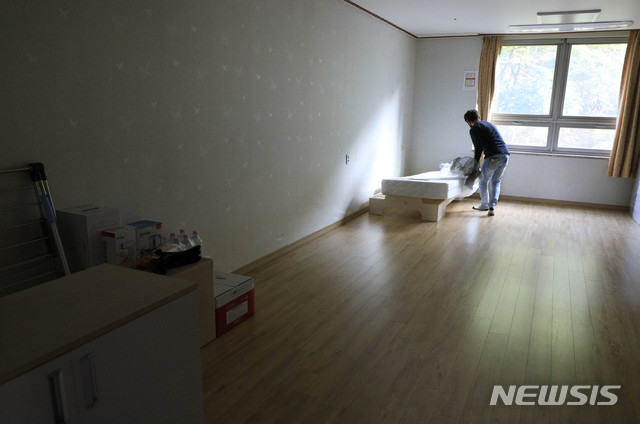 [서울=뉴시스] 박민석 기자 = 3일 오후 서울 중구 서울유스호스텔 내 신종 코로나바이러스 감염증(코로나19) 생활치료센터 시설에 매트리스를 설치하고 있다. 서울시는 오는 4일부터 서울유스호스텔에서 코로나19 확진자 중 경증·무증상 환자 관리를 위한 '남산생활치료센터'를 운영한다. 2020.06.03. mspark@newsis.com